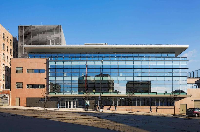Bronx Library Center разположен на 310 East Kingsbridge Road в