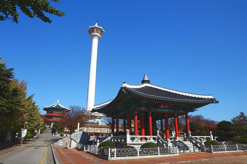 Busan Tower 부산타워 е забележителност в Busan Южна Корея предлагаща