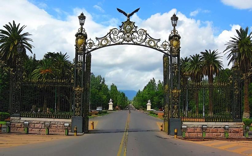 Parque General San Martín е един от най големите и