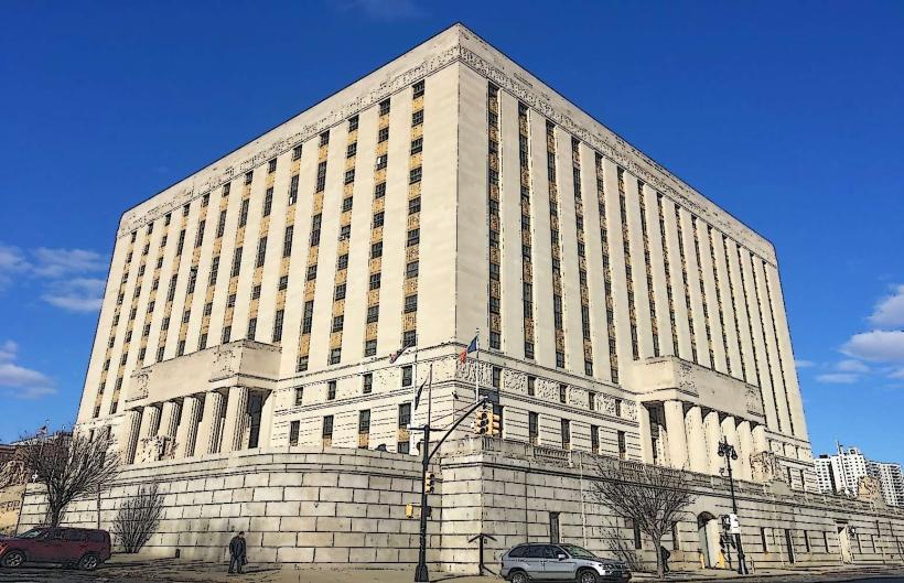 Съдебната палата на окръг Бронкс разположена на 851 Grand Concourse