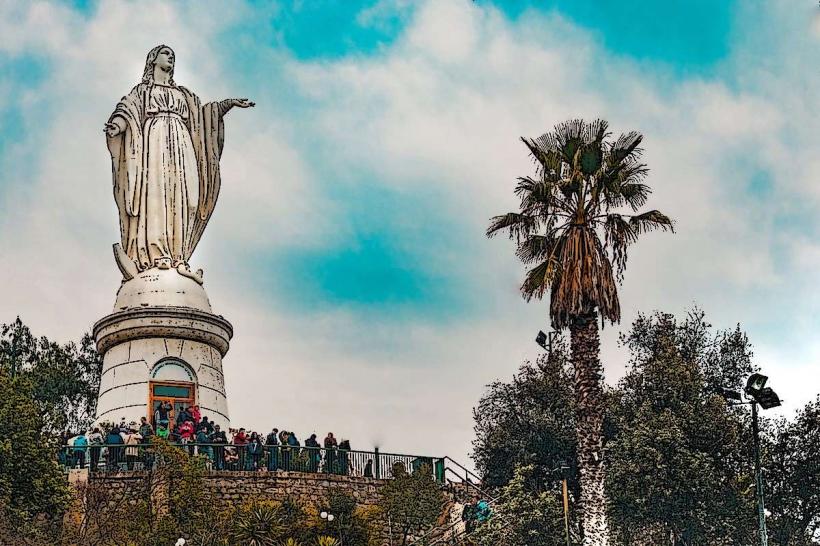 Cerro San Cristóbal е една от най известните и обичани