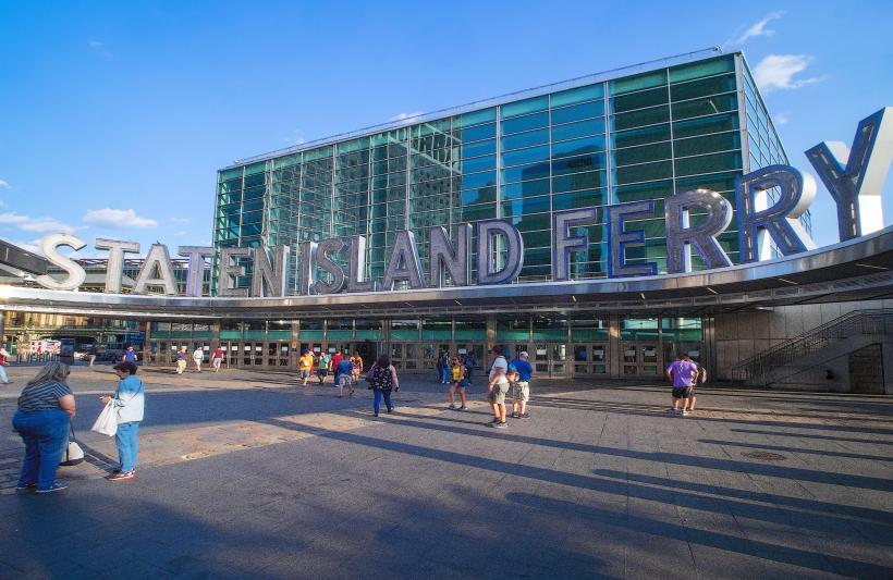фериботният терминал на Staten Island от страната на Манхатън официално