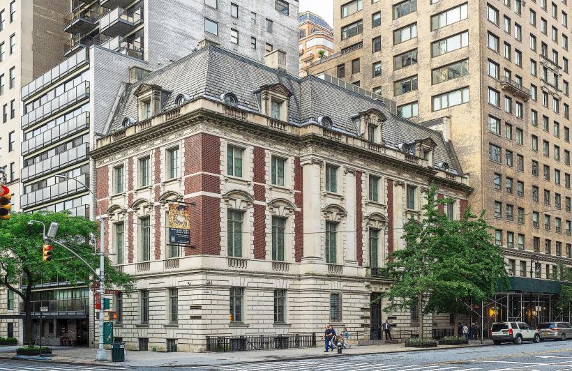 Neue Galerie New York е специализиран музей в Манхатън посветен