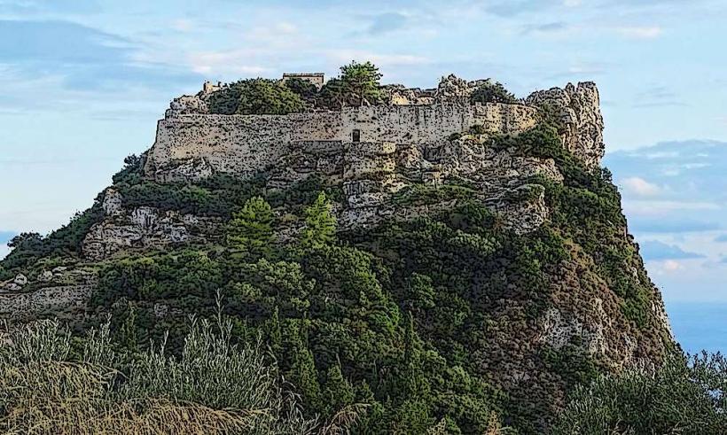 Замъкът Ангелокастро