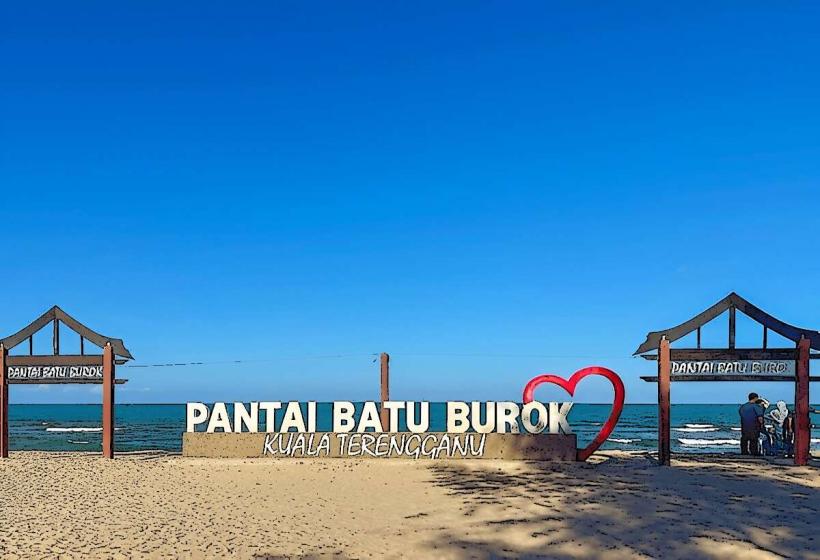 Batu Buruk Beach разположен в Kuala Terengganu Малайзия е спокойна