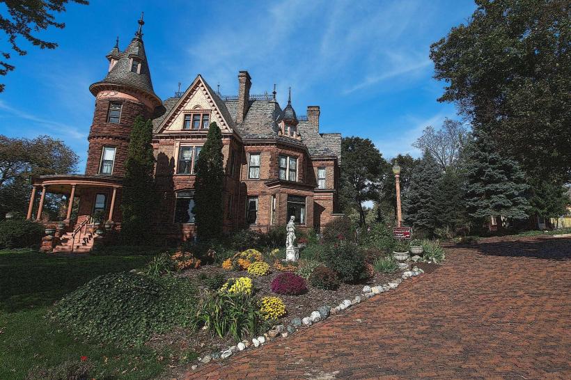 Henderson Castle