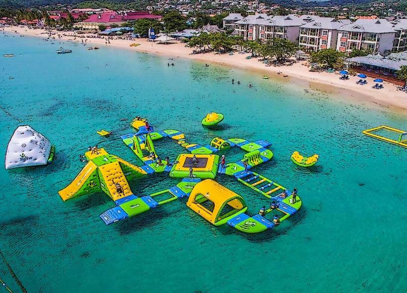 Water Park на Splash Island е популярна атракция подходяща за