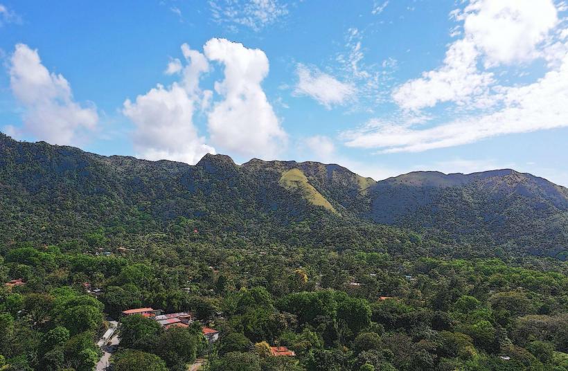 Cerro la India е забележителен планински връх разположен в El