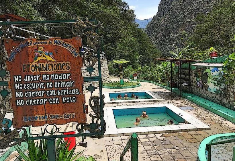 aguas calientes известен още като machupicchu pueblo е малко градче