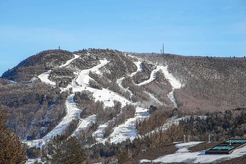 Hunter Mountain е виден връх разположен в планините Catskill в