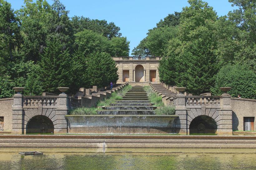 Meridian Hill Park известен още като Malcolm X Park е