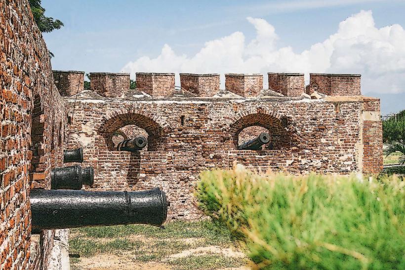 Fort Charles е една от най важните исторически забележителности в