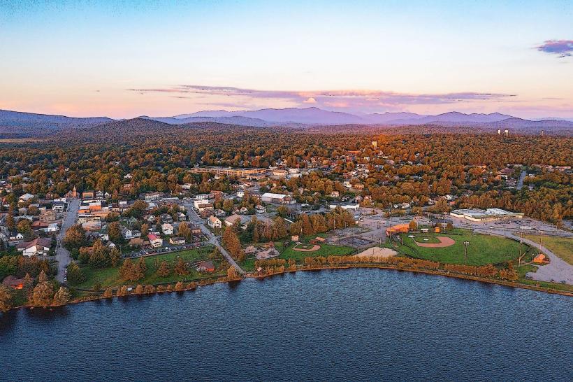 Tupper Lake е очарователно село сгушено в сърцето на планините