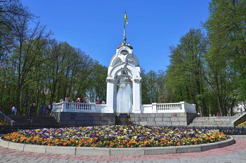 Преглед Фонтанът на огледалния поток украински dзеральние strumrunс Dzerkalʹnyy Struminʹ