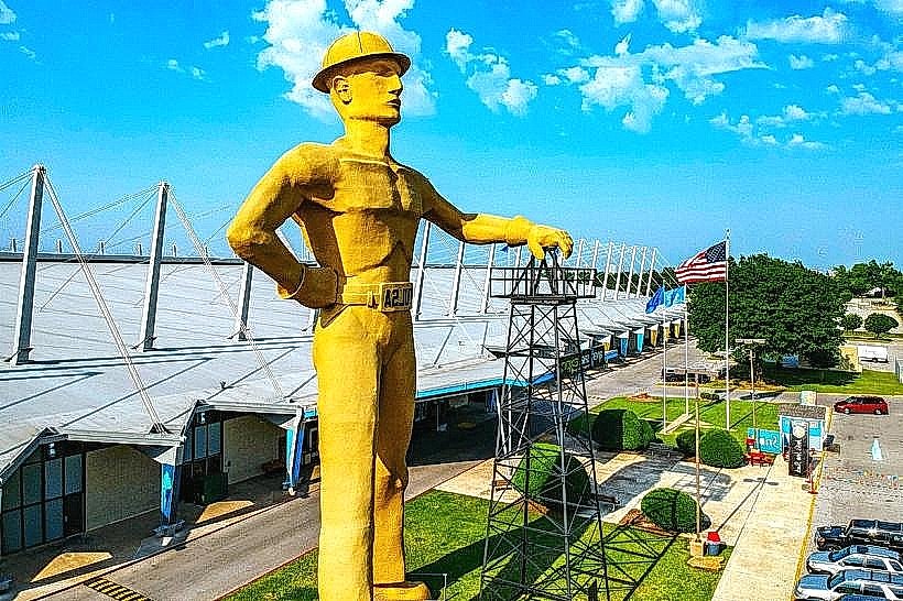 Golden Driller Statue