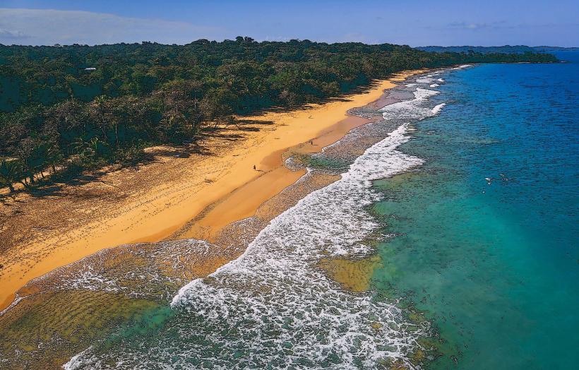 Playa Bluff е красив и девствен плаж разположен на северния