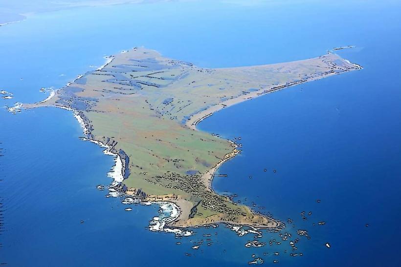 Isla Santa María е малък остров разположен край брега на